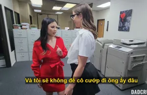 Bố dượng trúng độc đắc nắc cùng lúc con cưng và em trợ lý riêng
